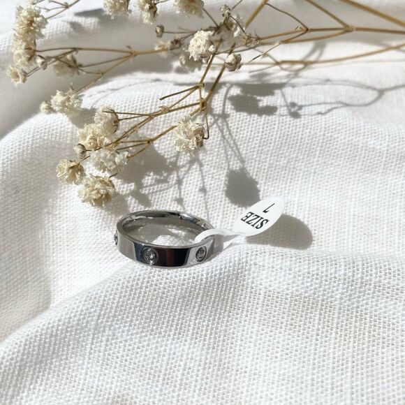 Stunning silver and rhinestone ring - Picture 1 of 4